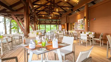Victoria Beachcomber Resort & Spa 4