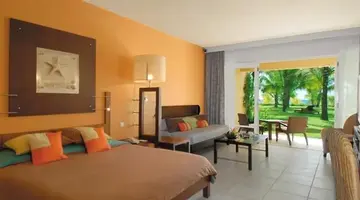 VICTORIA BEACHCOMBER RESORT & SPA