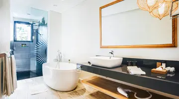 VICTORIA BEACHCOMBER RESORT & SPA