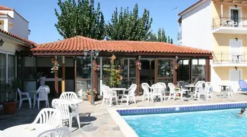 Village Inn Studios & Family Apartments