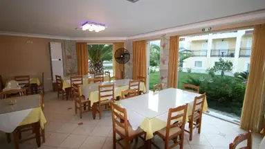 Village Inn Studios & Family Apartments