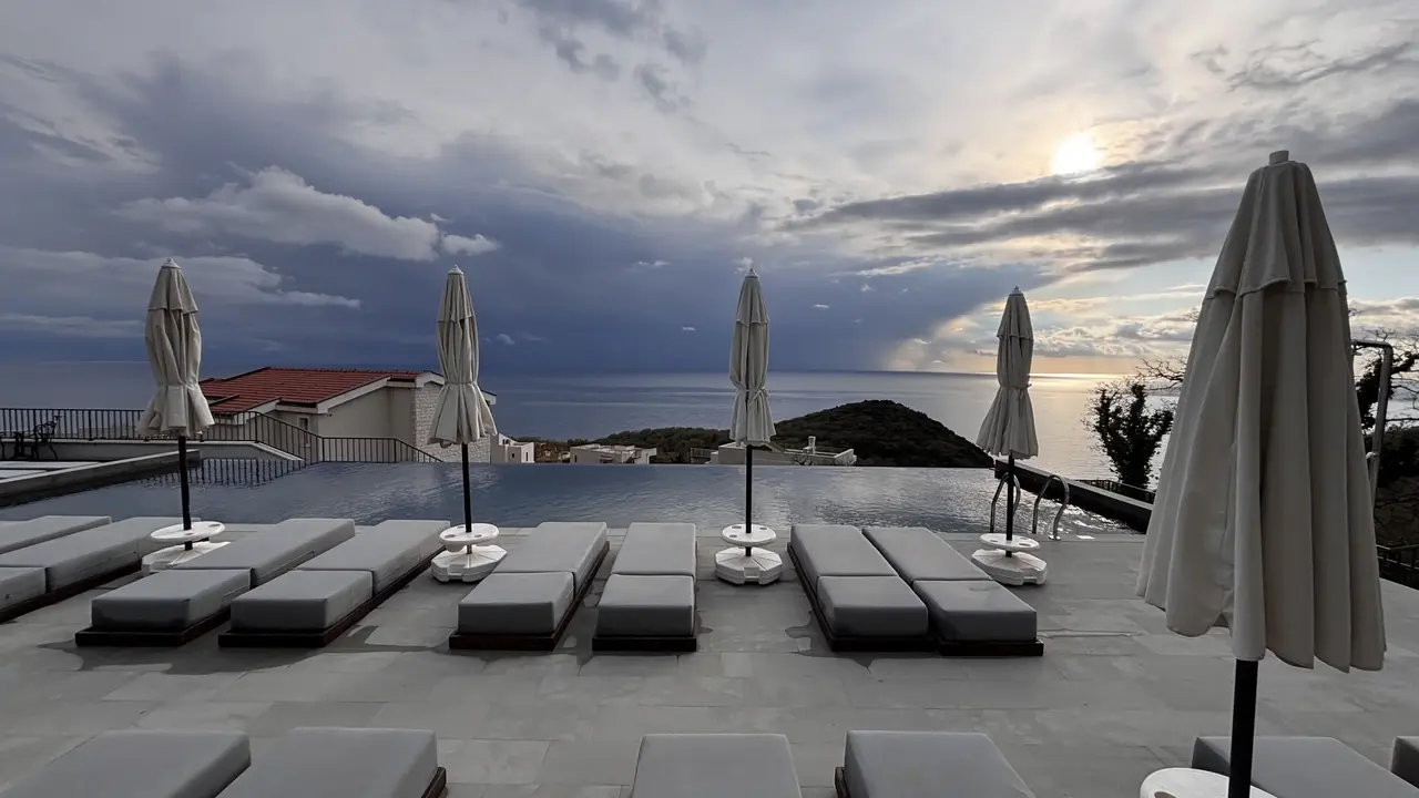 VIVID BLUE SERENITY RESORT