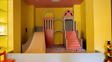 Vogue Hotel Supreme