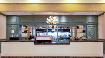 Vogue Hotel Supreme
