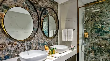 Vogue Hotel Supreme