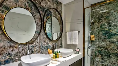 Vogue Hotel Supreme