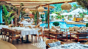 Vogue Hotel Supreme