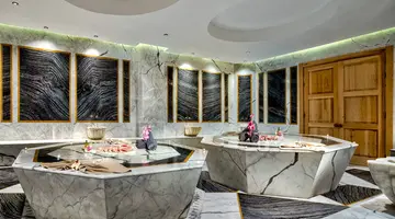 Vogue Hotel Supreme