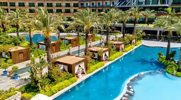 Vogue Hotel Supreme