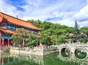 W Cieniu Pagód: Podróż przez Wietnam i Chiny