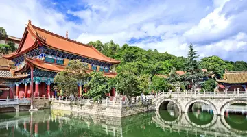 W Cieniu Pagód: Podróż przez Wietnam i Chiny