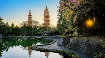 W Cieniu Pagód: Podróż przez Wietnam i Chiny
