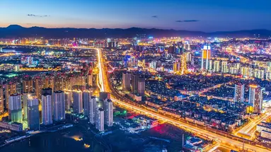 W Cieniu Pagód: Podróż przez Wietnam i Chiny