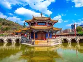 W Cieniu Pagód: Podróż przez Wietnam i Chiny