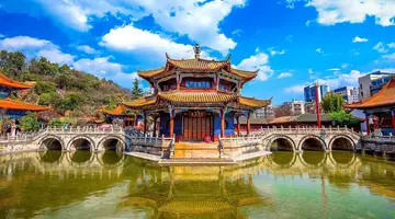 W Cieniu Pagód: Podróż przez Wietnam i Chiny