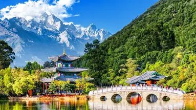 W Cieniu Pagód: Podróż przez Wietnam i Chiny