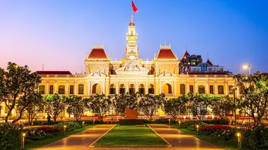 W Cieniu Pagód: Podróż przez Wietnam i Chiny