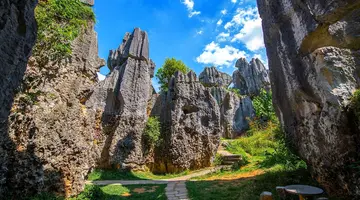 W Cieniu Pagód: Podróż przez Wietnam i Chiny