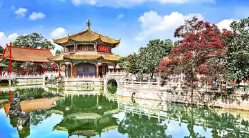 W Cieniu Pagód: Podróż przez Wietnam i Chiny
