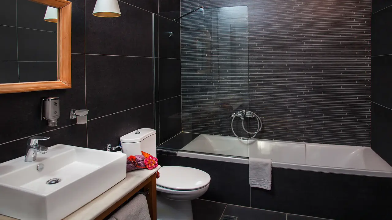 WHITE SUITES BOUTIQUE HOTEL