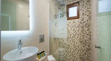 YIANNA CARAVEL HOTEL