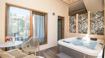 YIANNA CARAVEL HOTEL