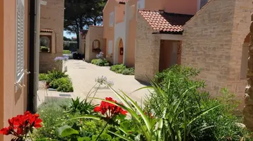 Zaton Holiday Resort - 4 Star Apartments