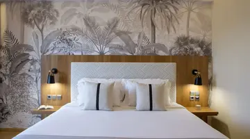 Zeus Essence Ramada Athens